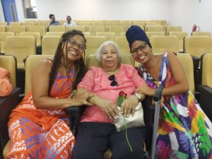 Professoras Simone Moraes, Eliza Maria e Manuela Souza no dia do lançamento do livro da professora Márcia Menezes